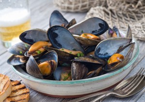 Costas-Inn-Cooking-Mussels